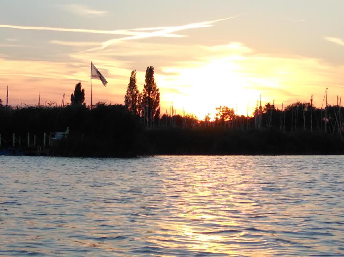 Pfahlbau Sunset I Toplage Elektroboot Inklusive 루스트 외부 사진
