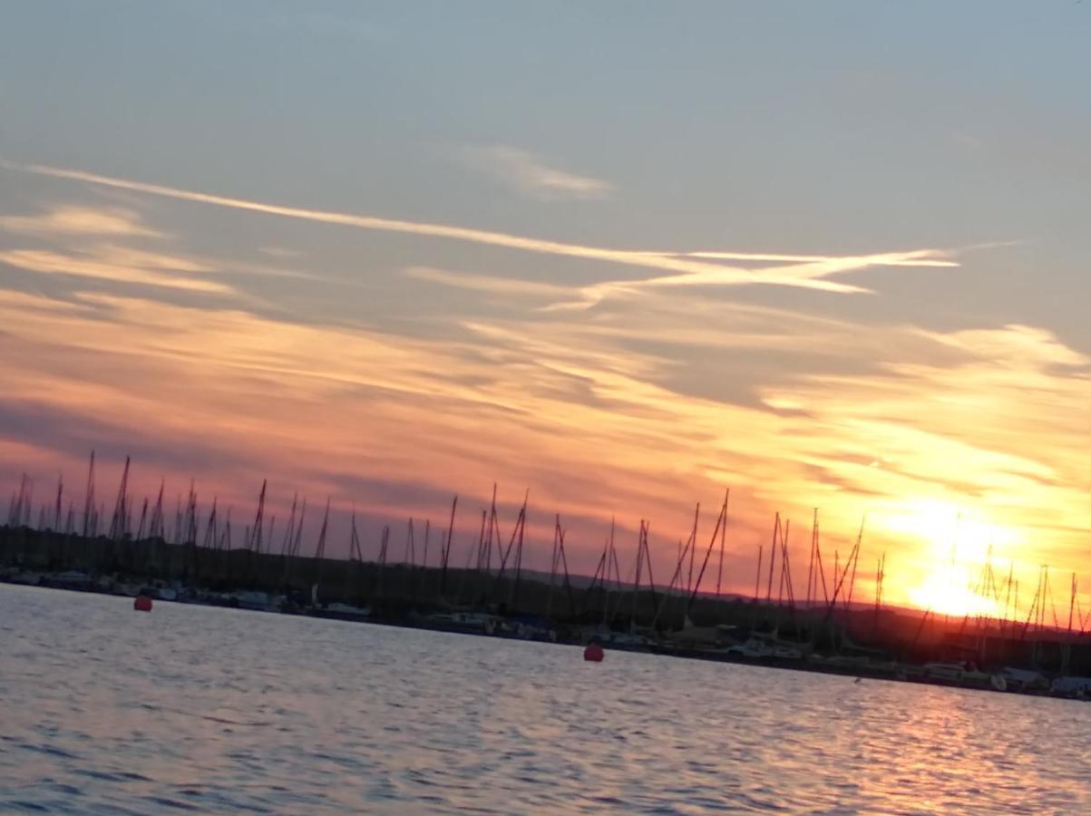 Pfahlbau Sunset I Toplage Elektroboot Inklusive 루스트 외부 사진
